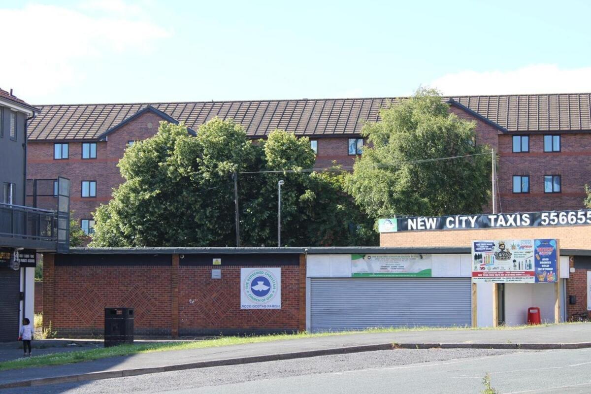 Two Bedroom Apartment, Free Parking, Close To Uclan And Free Wifi Preston  Kültér fotó